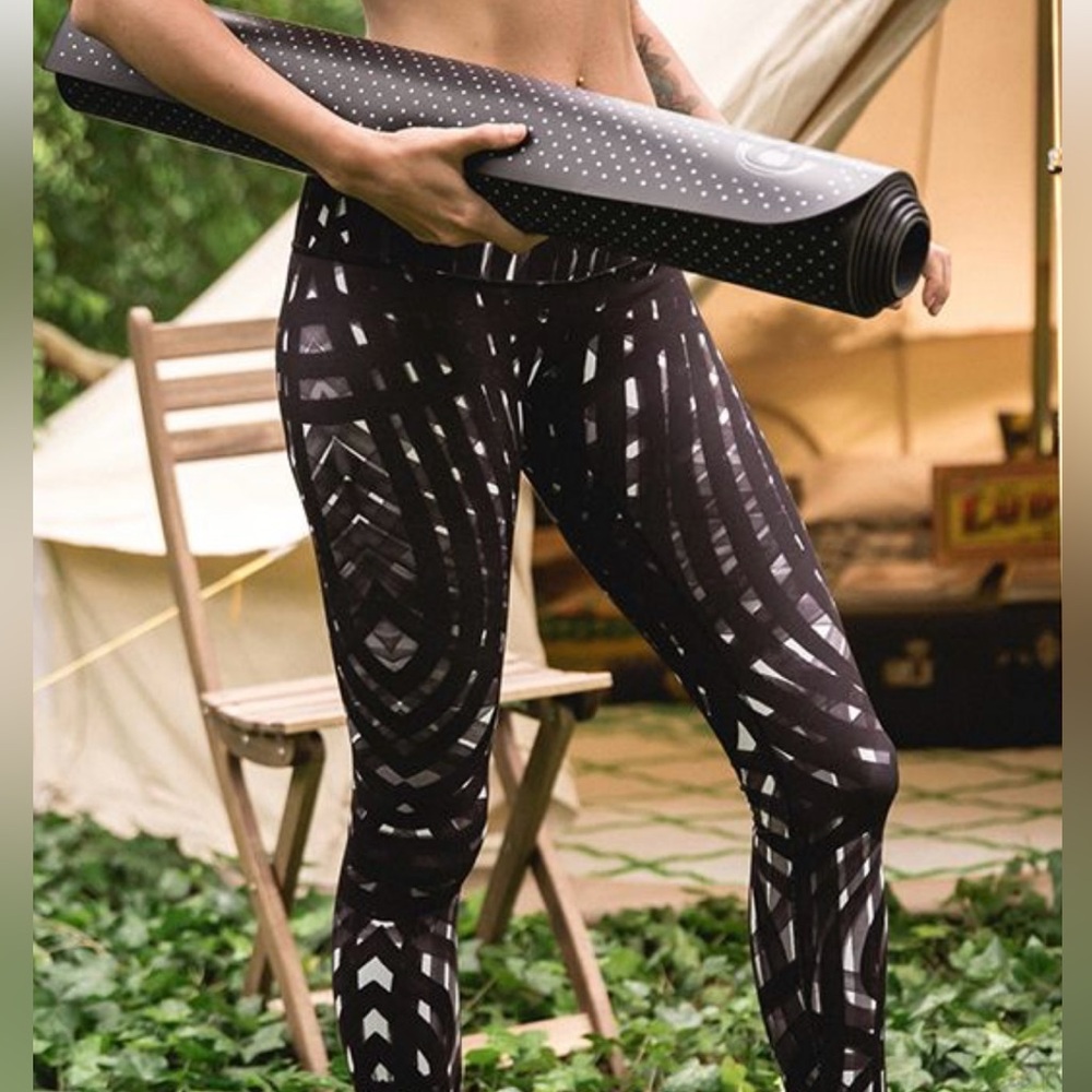 Lululemon Wunder Under Pant III, Brush Stream Silver Spoon Black, size 4
